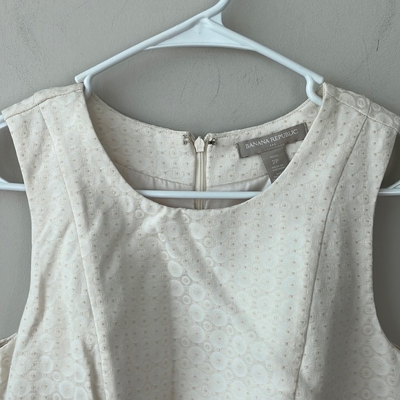 Banana Republic white dress with subtle circle pattern and gold dots size 2P - Picture 2 of 8